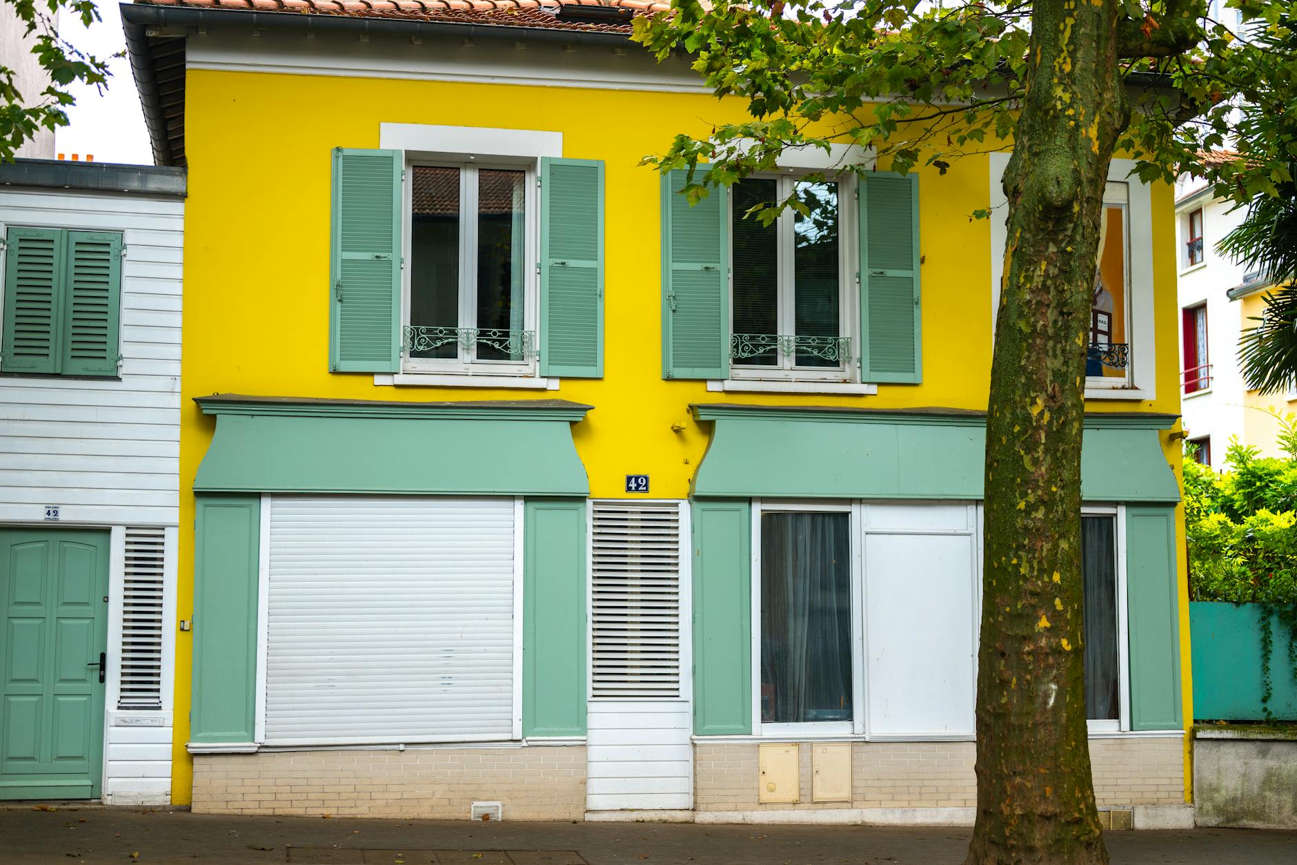 Frisch gestrichene Fassade eines Wohngebäudes